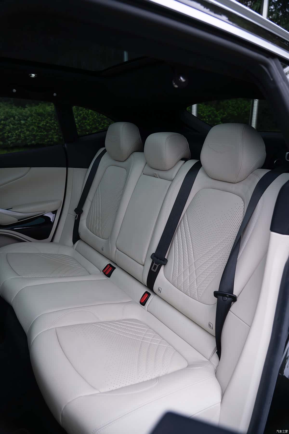 Aston Martin DBX, 2026 18