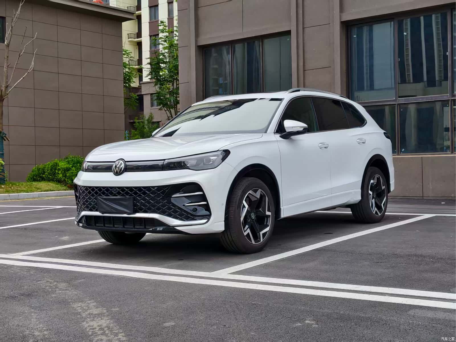 Volkswagen Tiguan L, 2025 1
