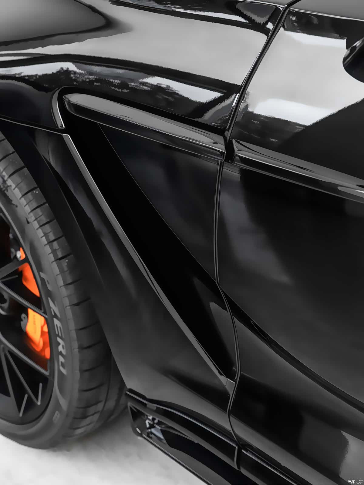 Aston Martin DBX, 2025 4