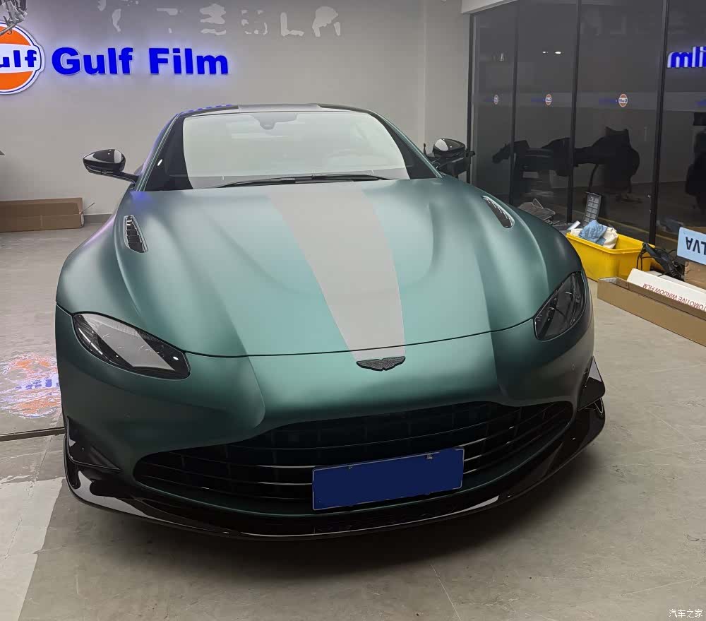 Aston Martin Vantage, 2022 все фото