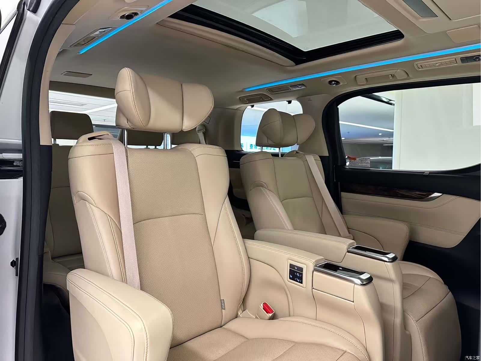 Toyota Alphard, 2023 18