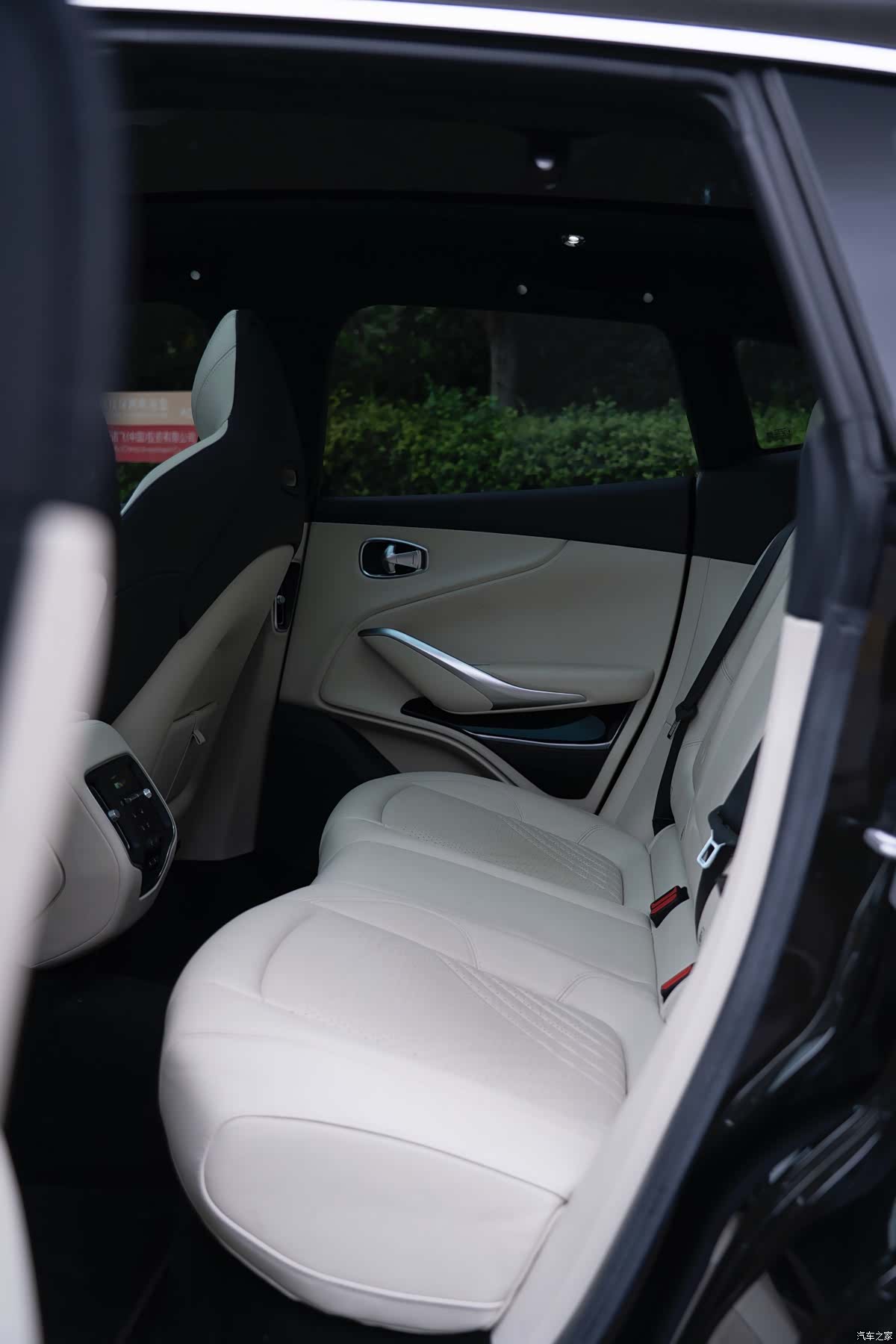 Aston Martin DBX, 2026 17