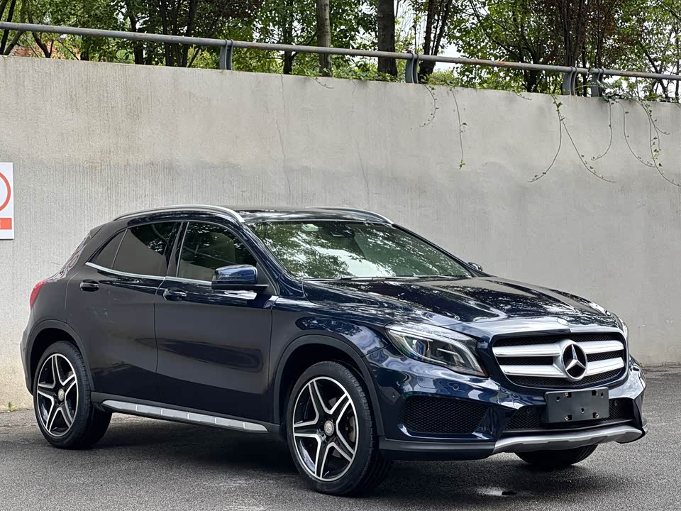 Mercedes-Benz GLA Mercedes-Benz GLA