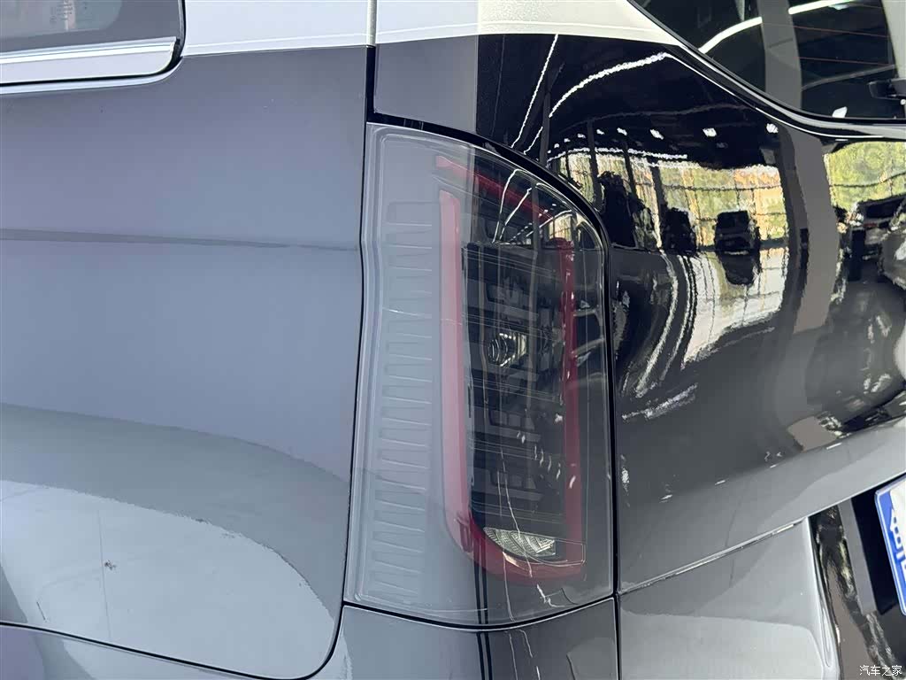 Mercedes-Benz 7, 2023 10