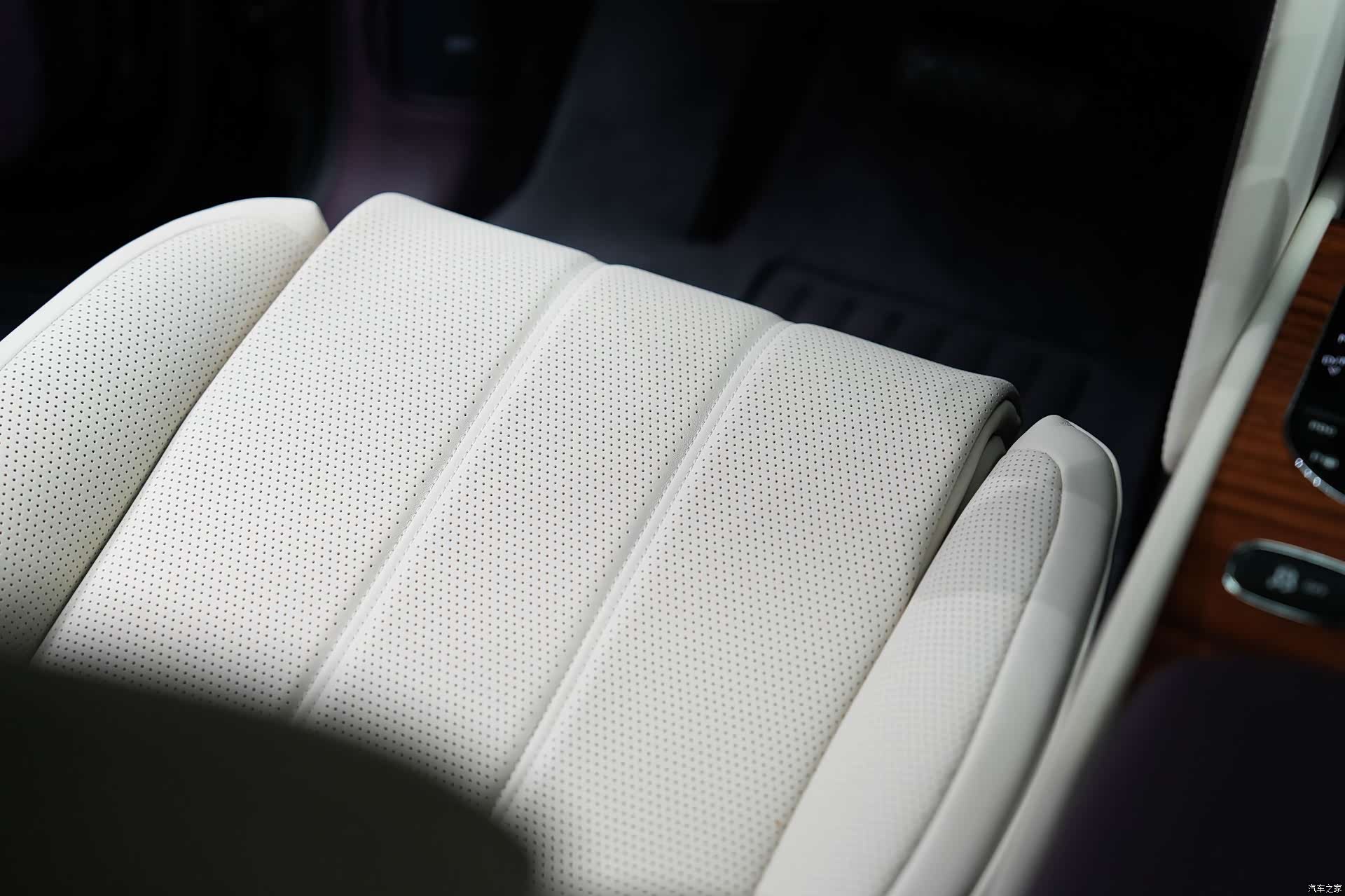 Bentley Bentayga, 2023 12