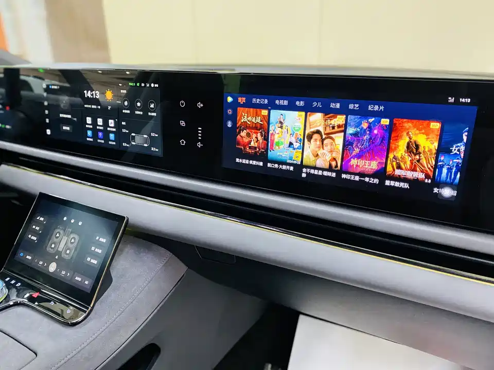 VOYAH Lantu chasing light