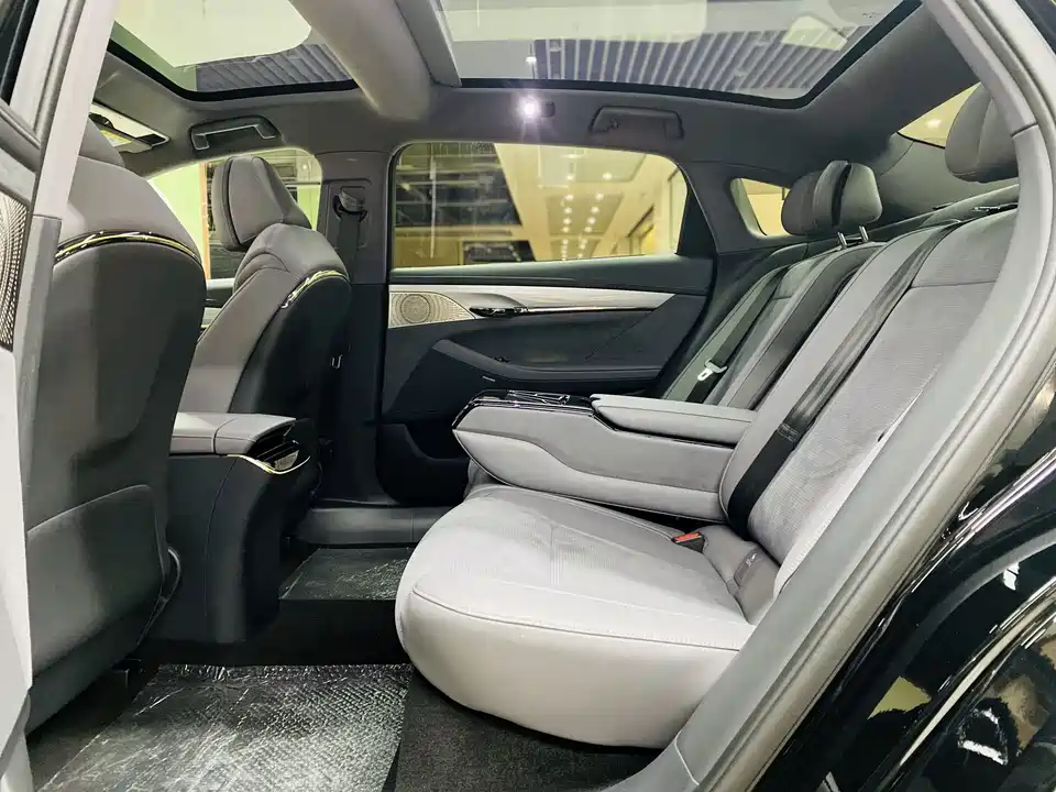 VOYAH Lantu chasing light