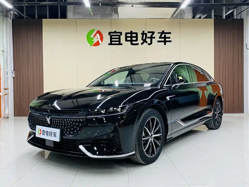 VOYAH Lantu chasing light