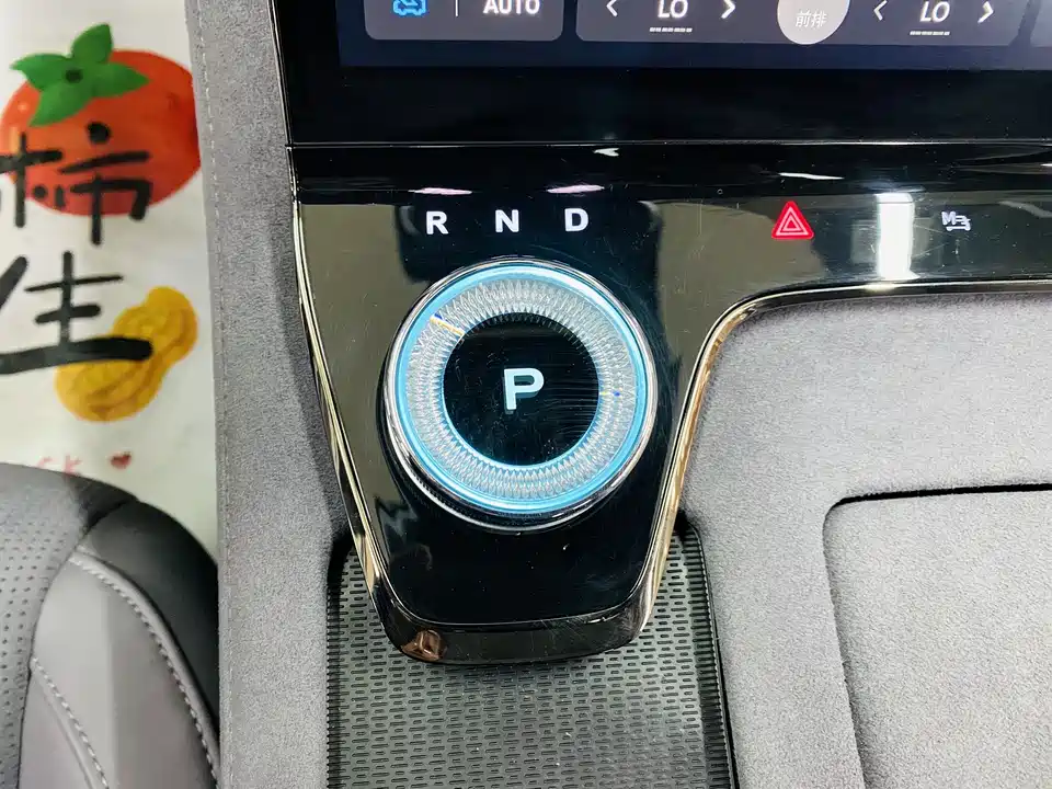 VOYAH Lantu chasing light