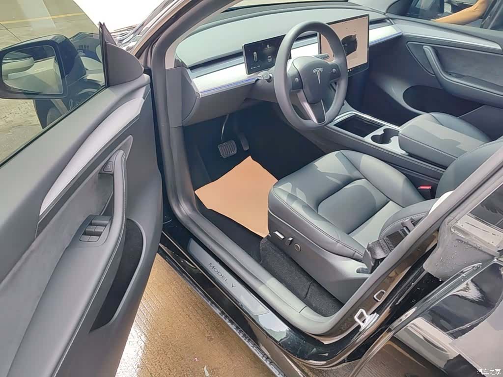 Tesla Model Y, 2024 16