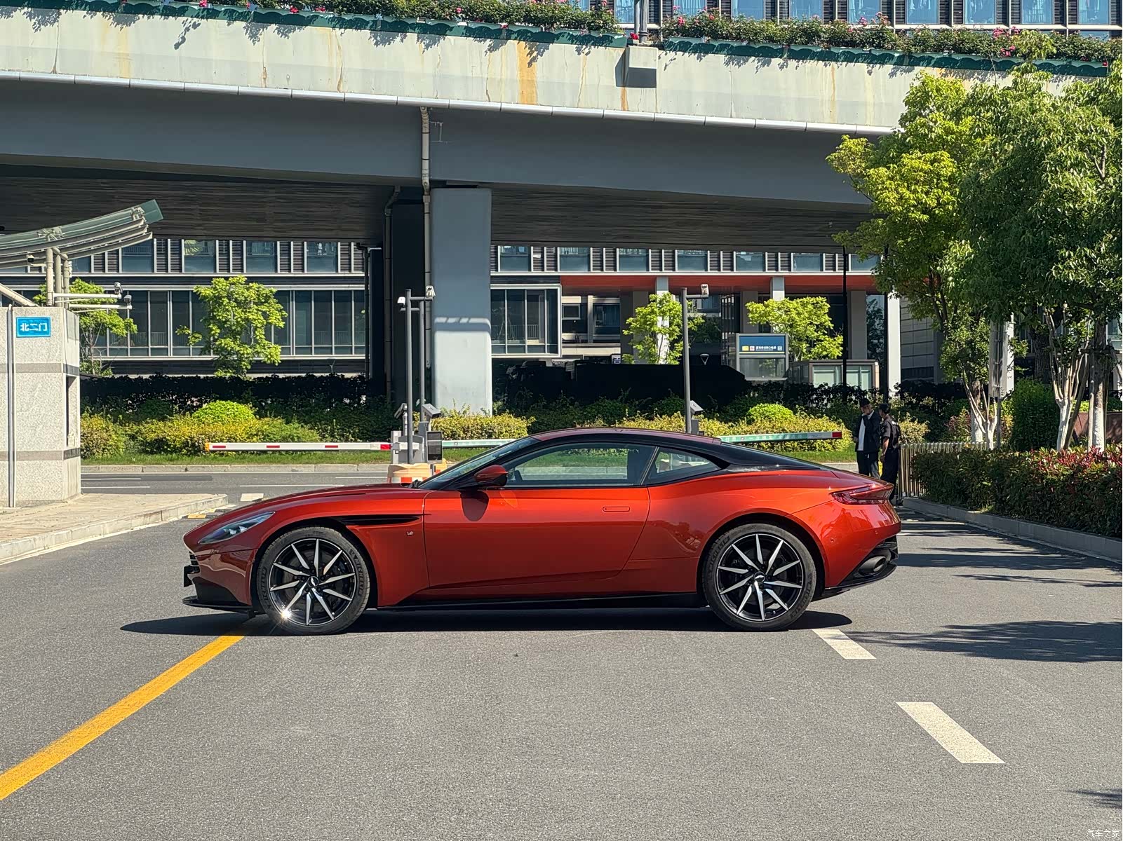 Aston Martin DB11, 2017 6