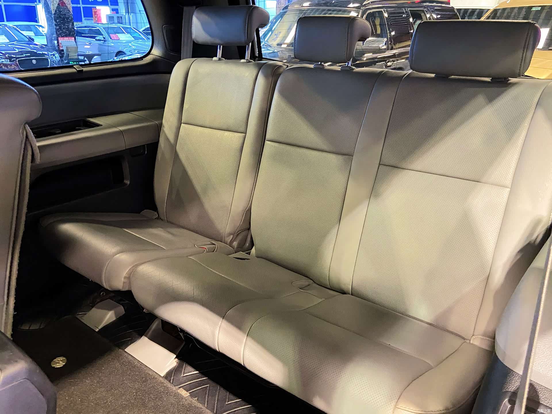 Toyota Sequoia, 2011 28