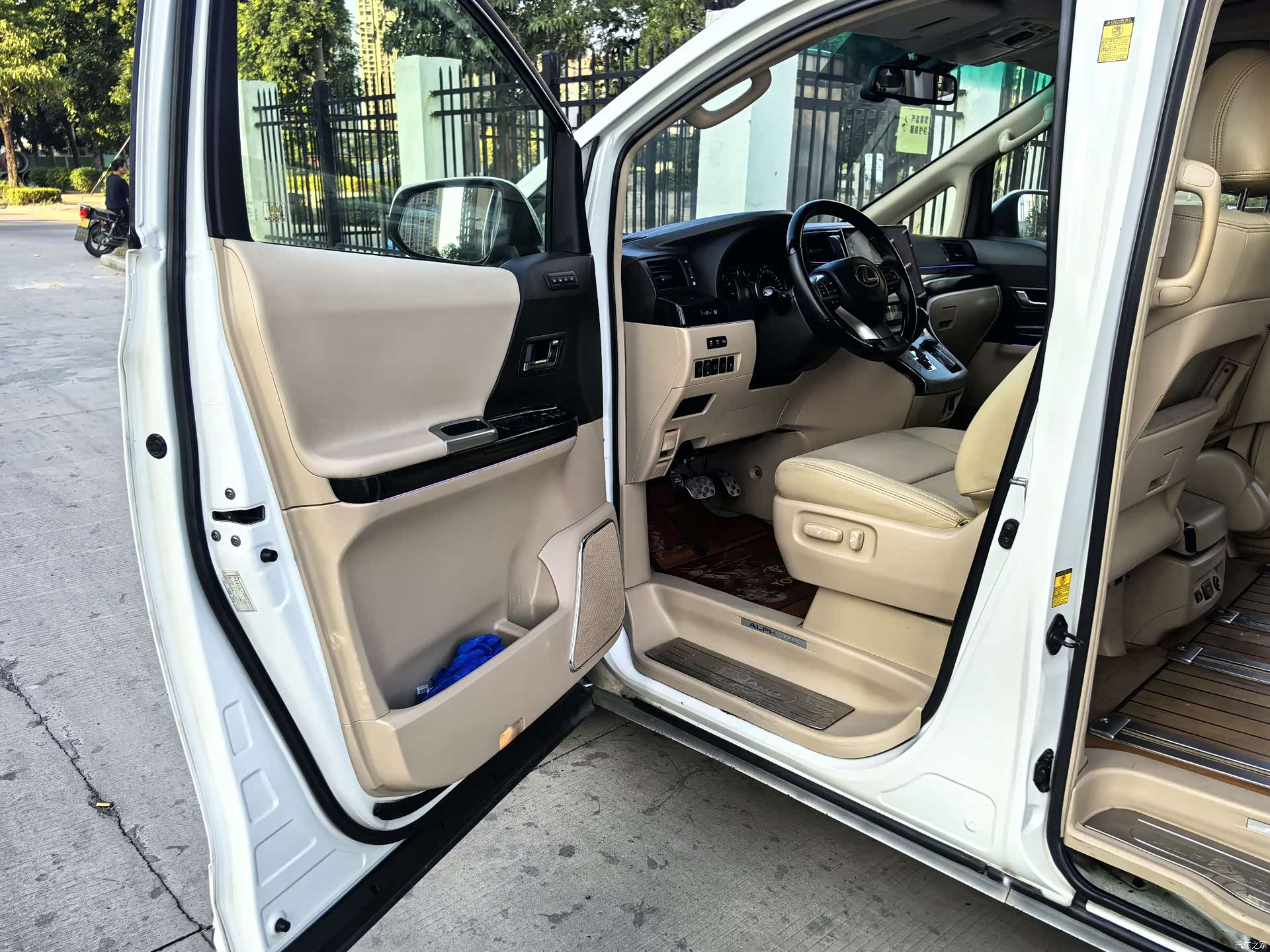 Toyota Alphard, 2013 12