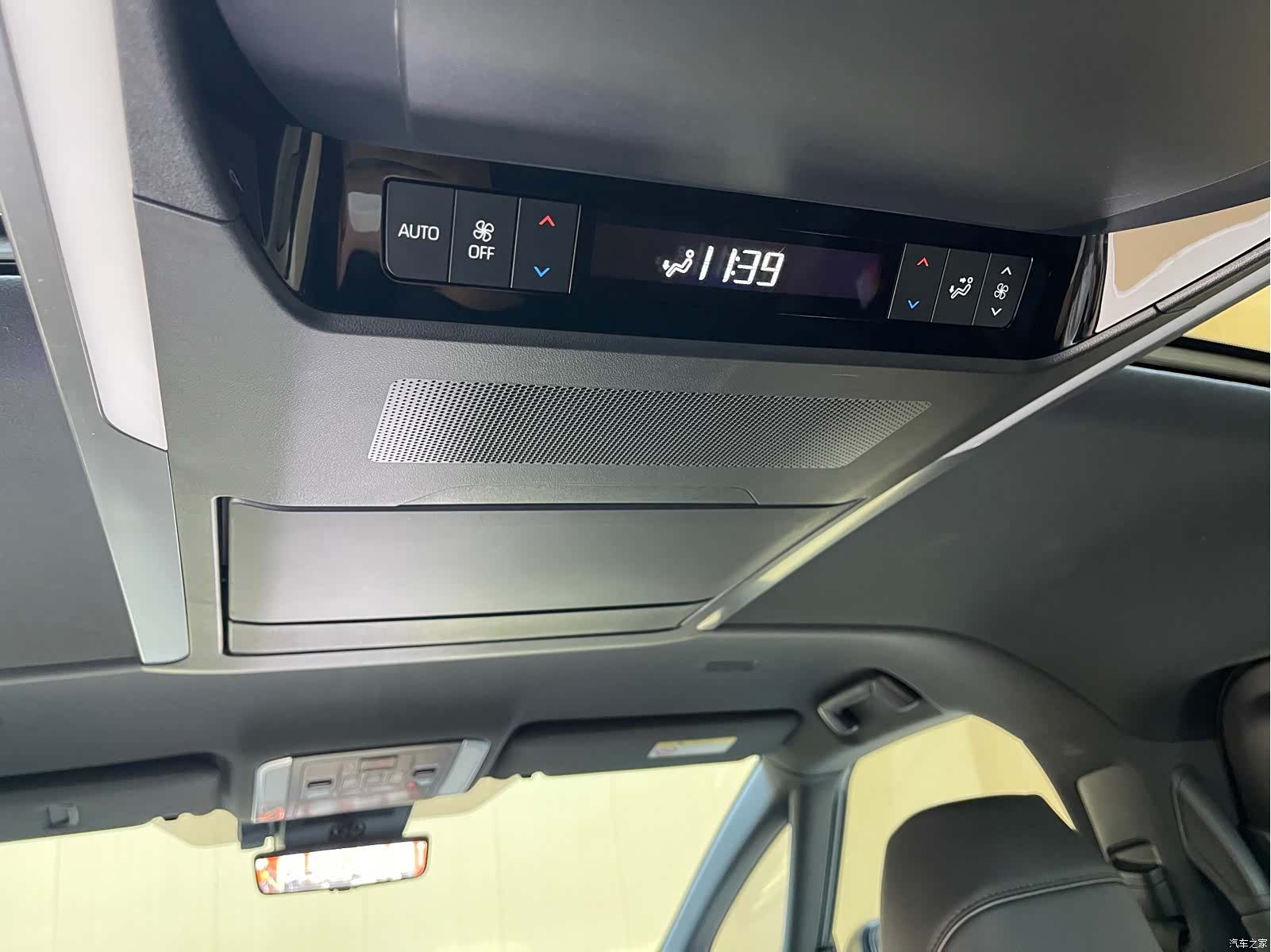 Toyota Vellfire, 2024 18