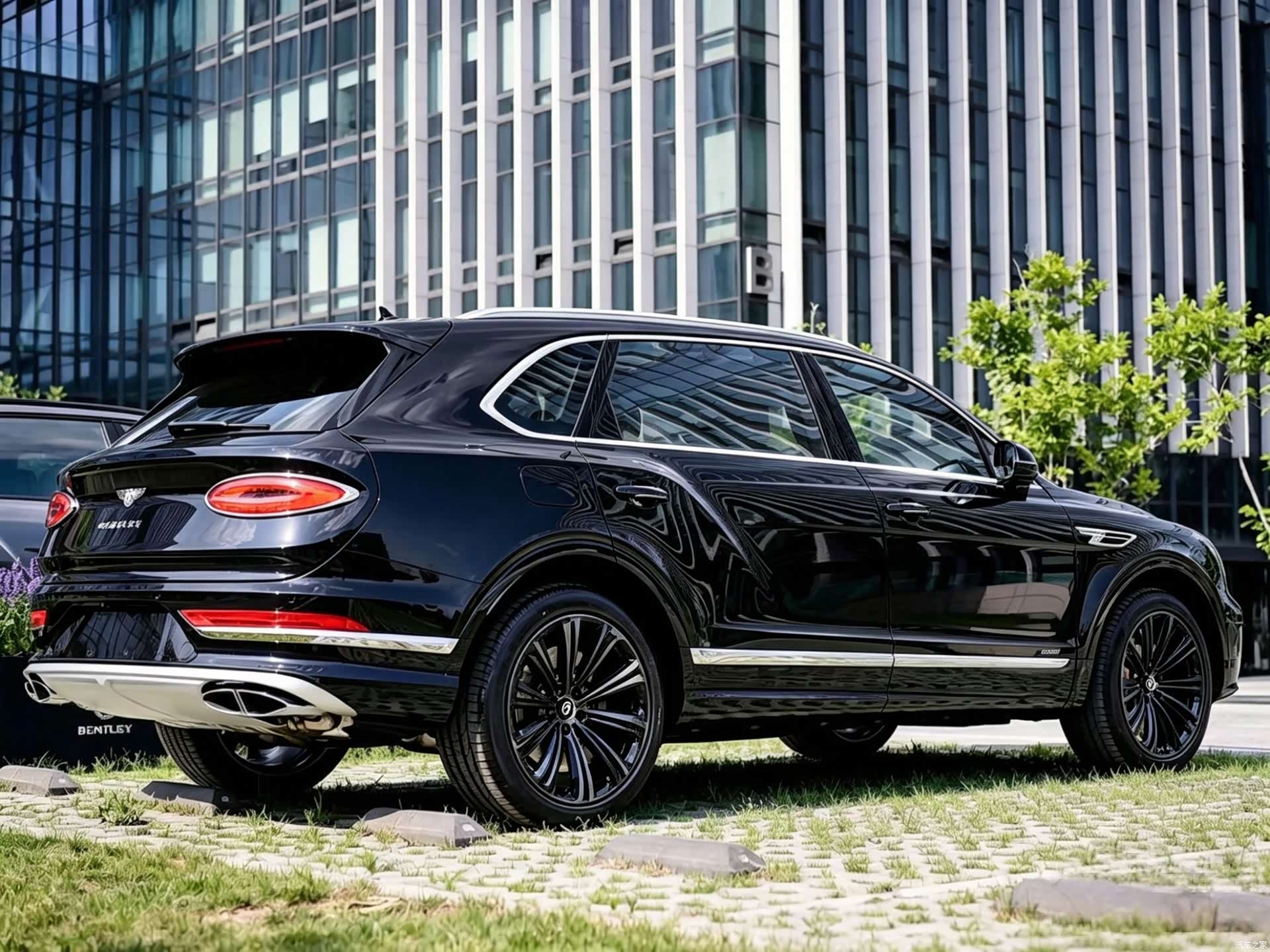 Bentley Bentayga, 2023 11