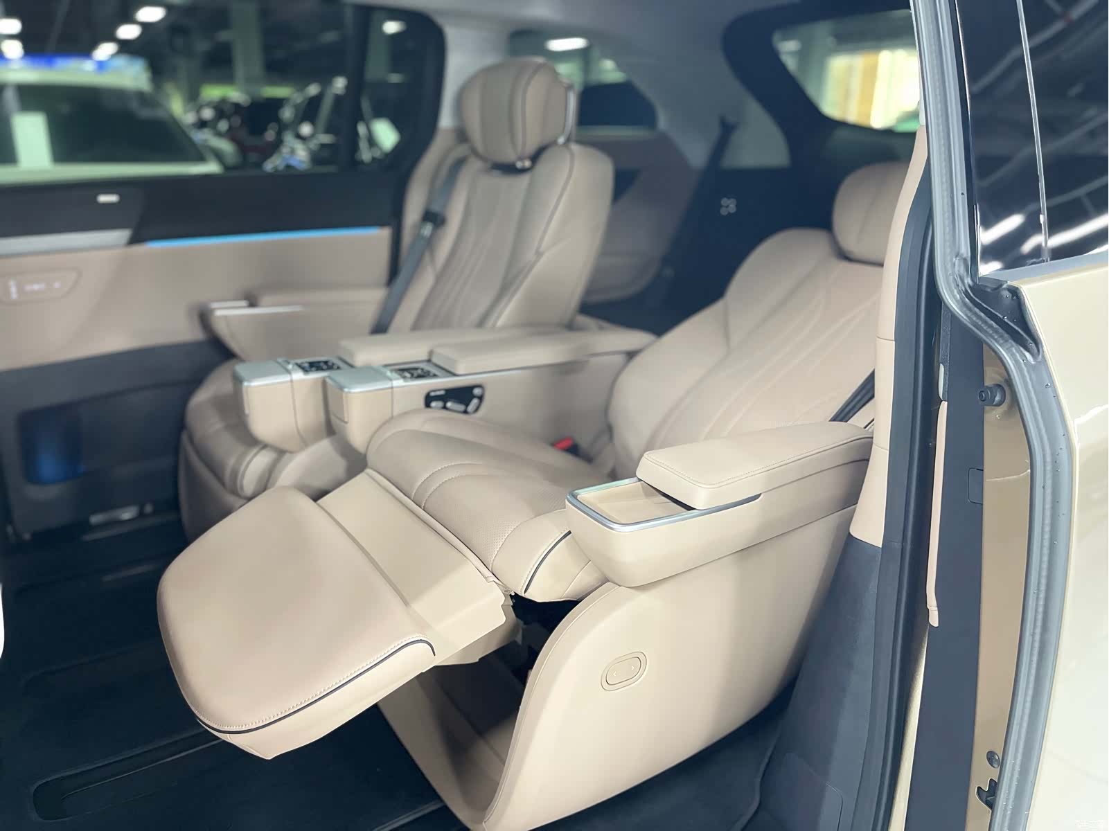 Xpeng X9, 2024 8