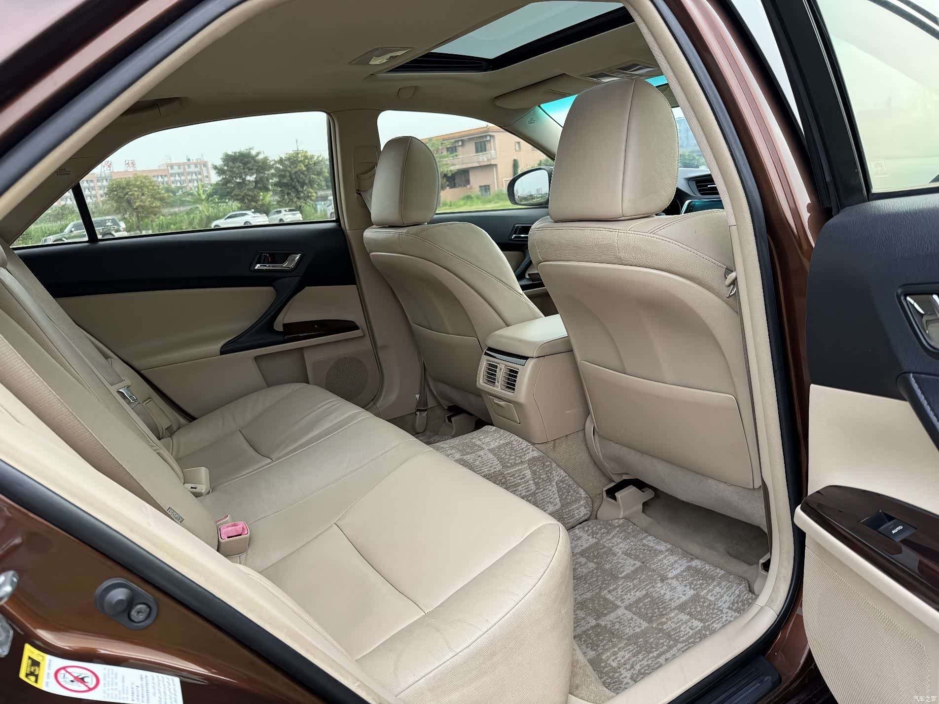 Toyota 2.5V, 2012 15
