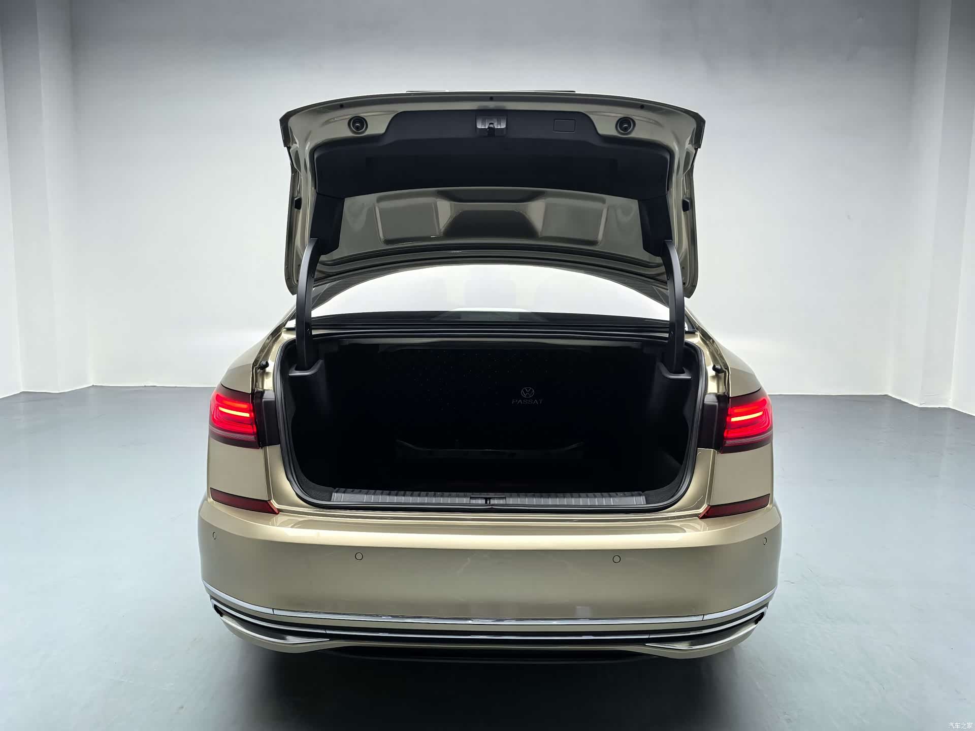Volkswagen Passat, 2022 16