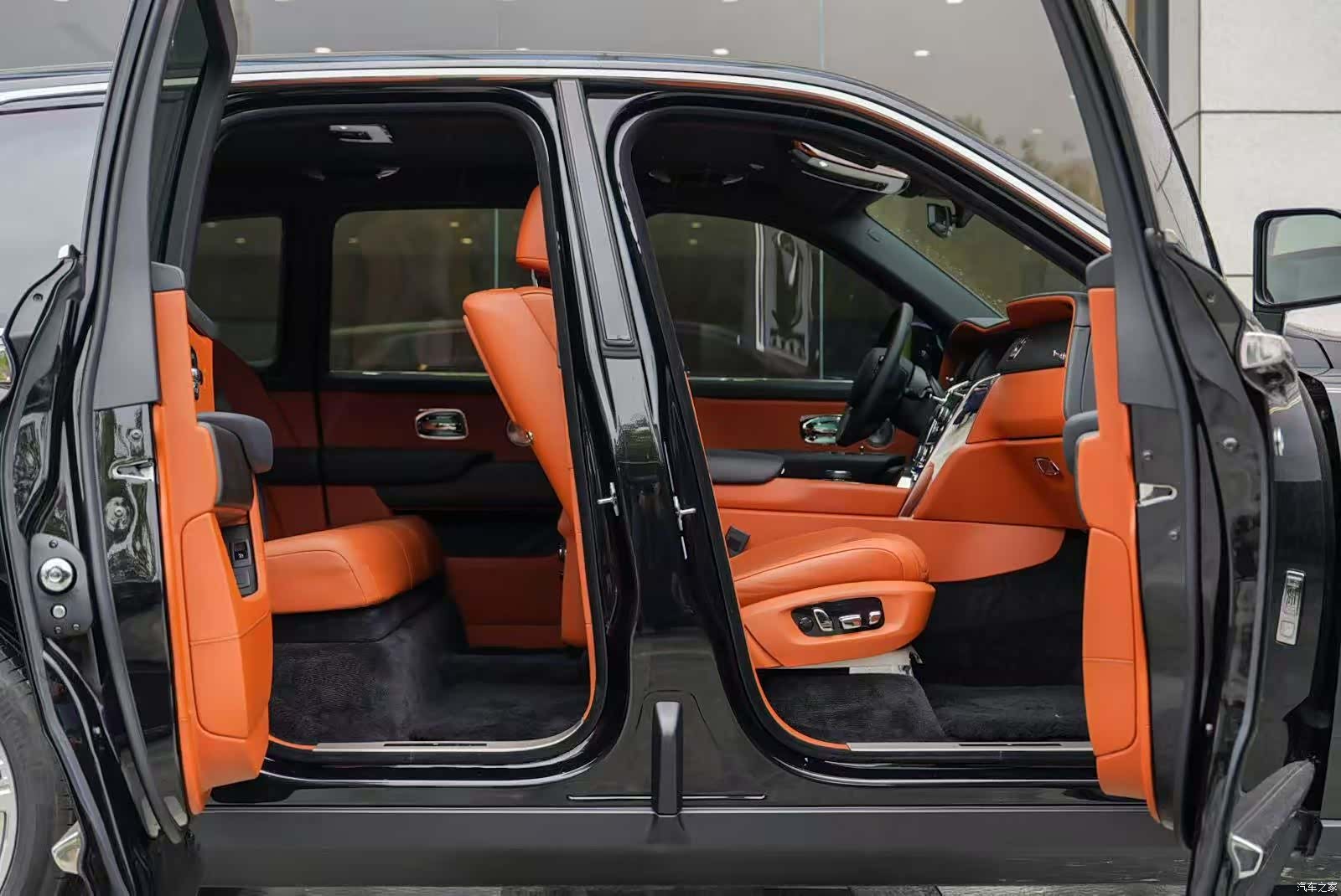 Rolls-Royce Cullinan, 2022 3