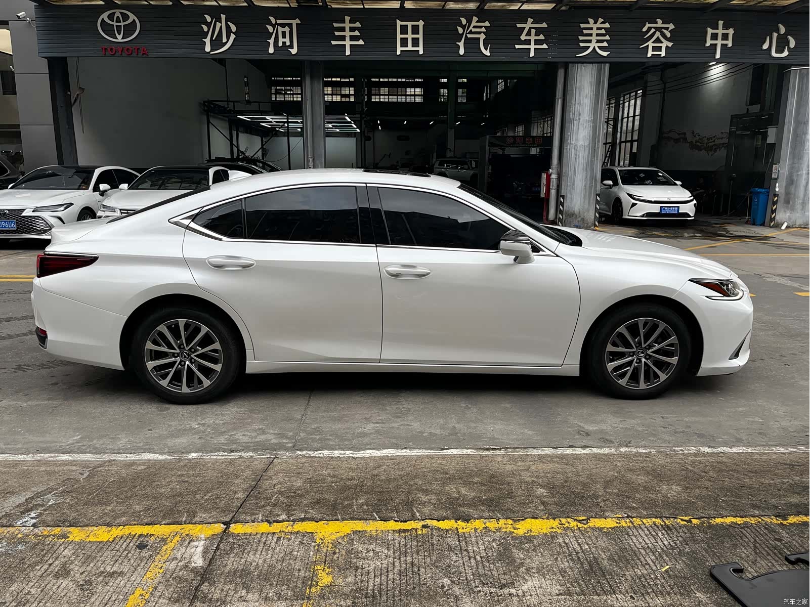 Lexus ES, 2023 12