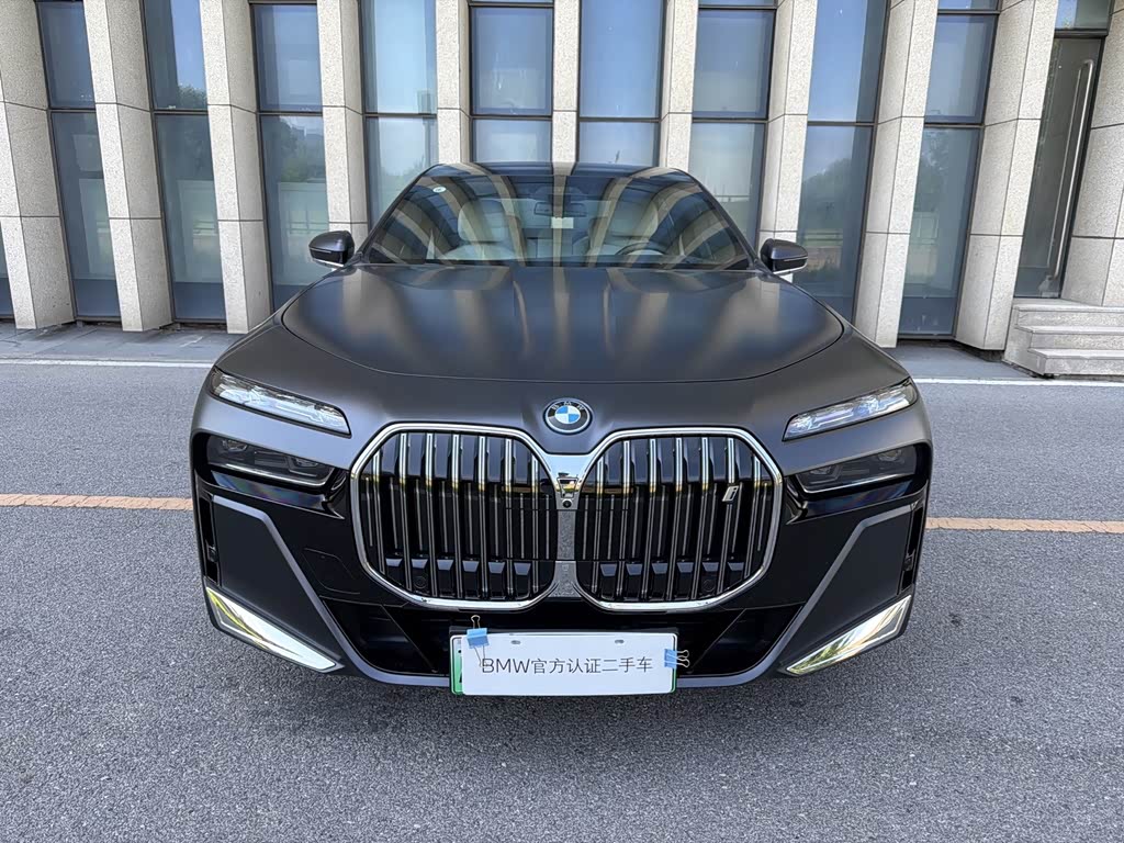 BMW i7