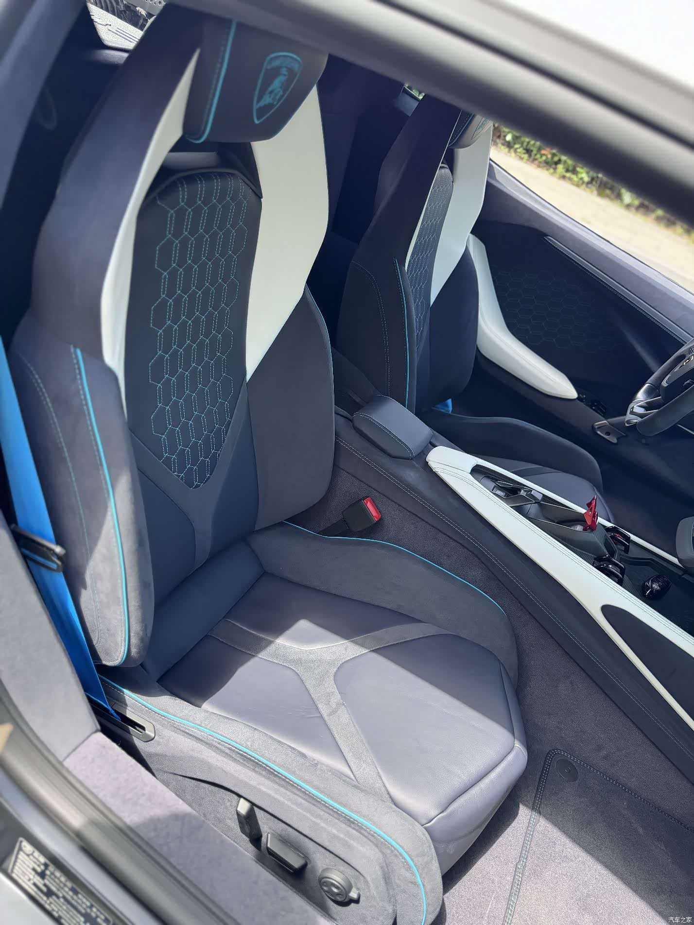 Lamborghini Revuelto, 2025 7