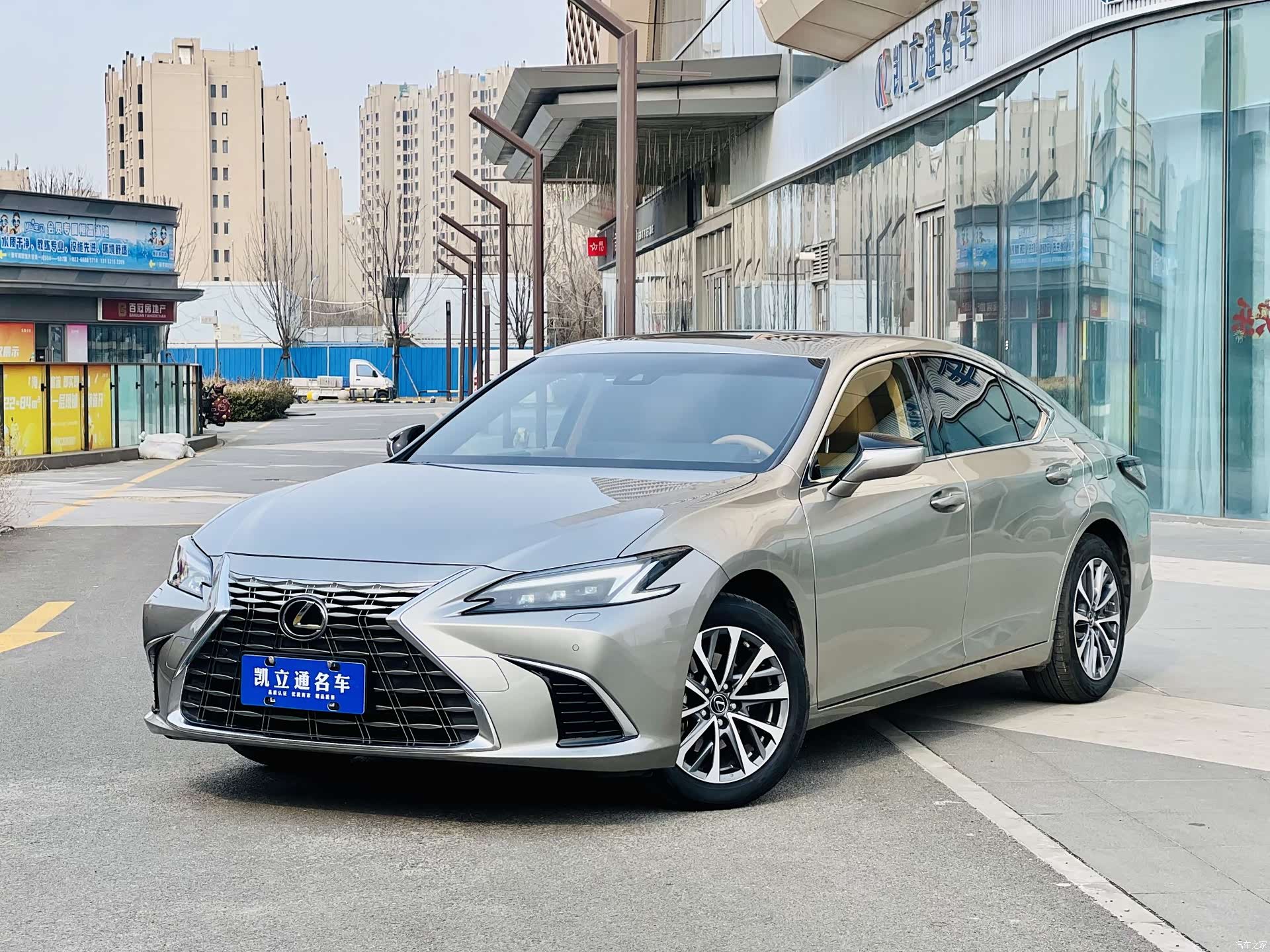 Lexus ES, 2025 1