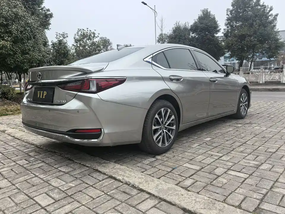 Lexus ES