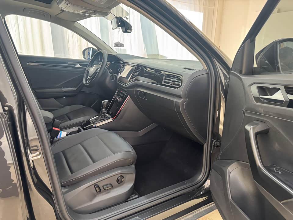 Volkswagen T-ROC exploring Songs