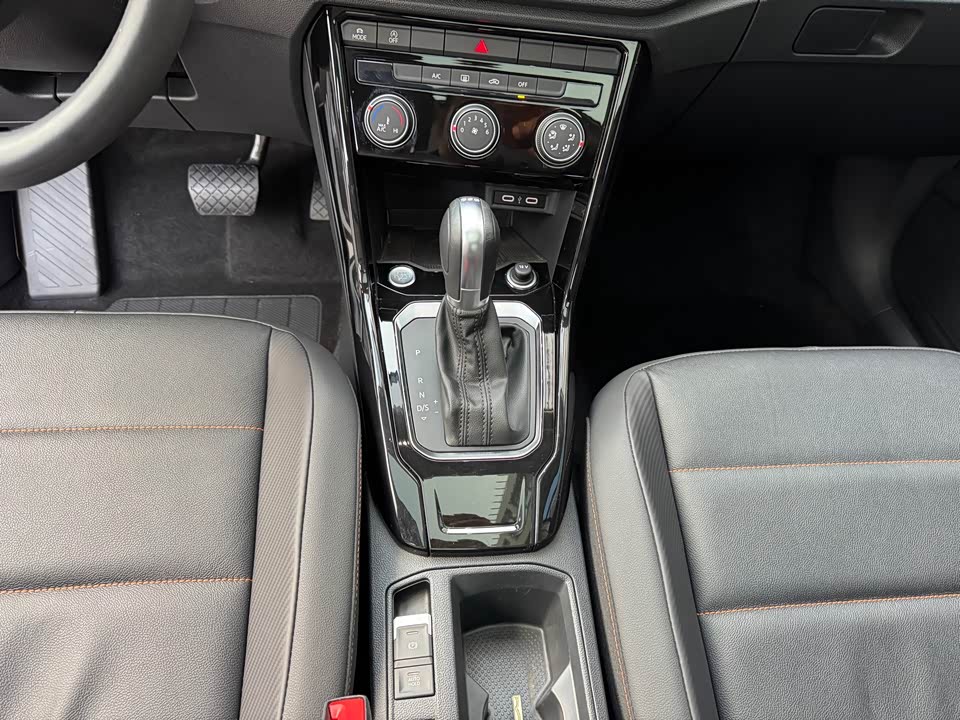 Volkswagen T-ROC exploring Songs