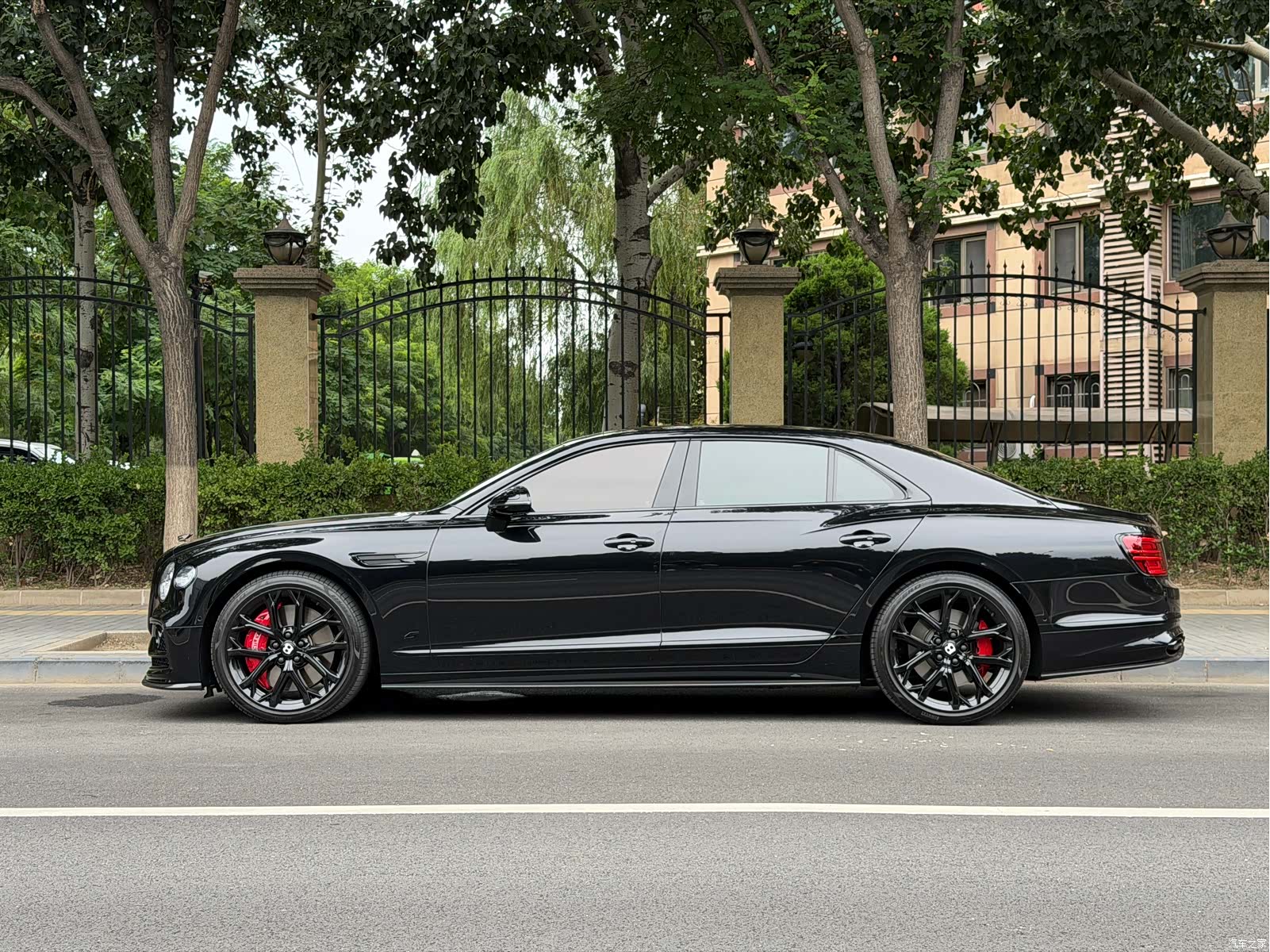 Bentley Flying Spur, 2024 3