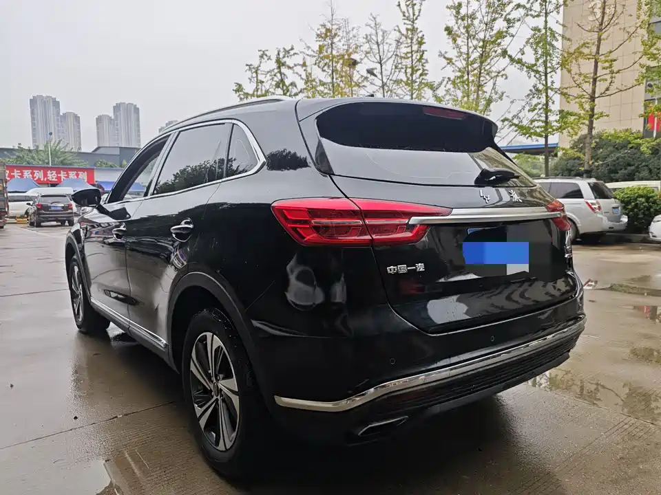 Hongqi HS5