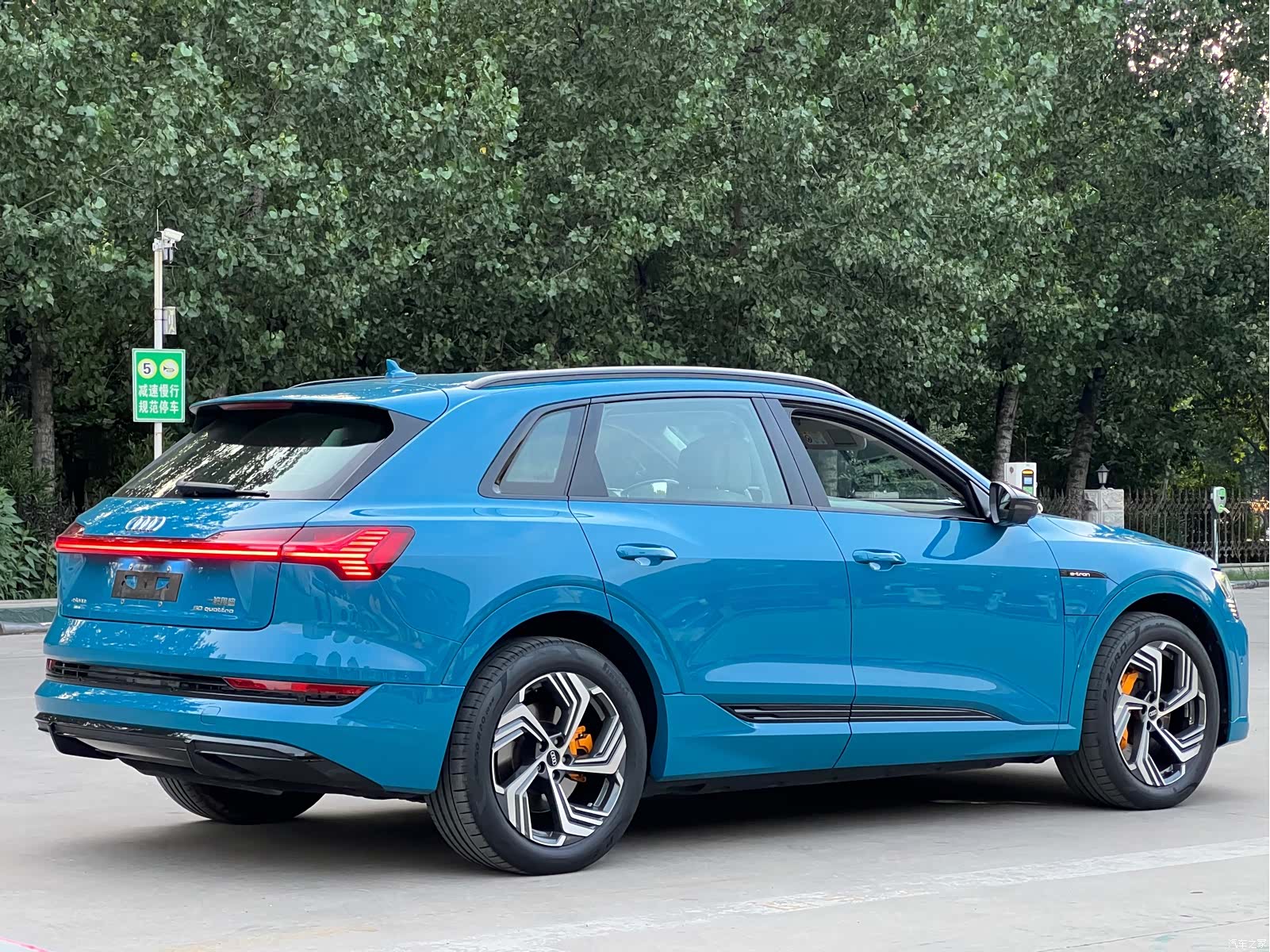 Audi e-tron, 2022 все фото
