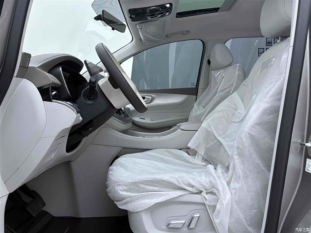 Roewe iMAX8, 2025 17