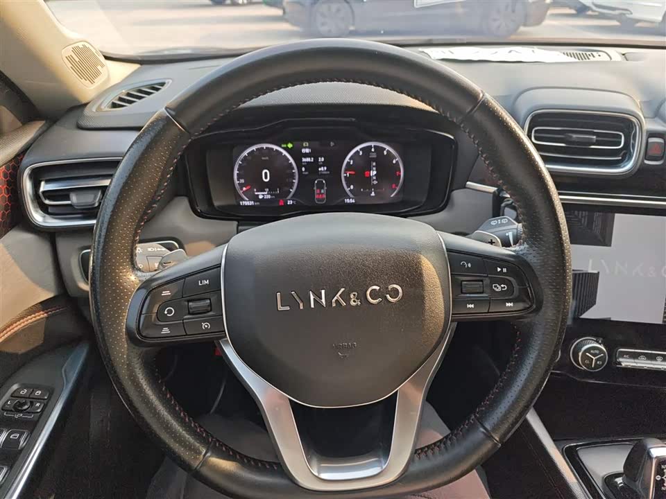 Lynk & Co 02