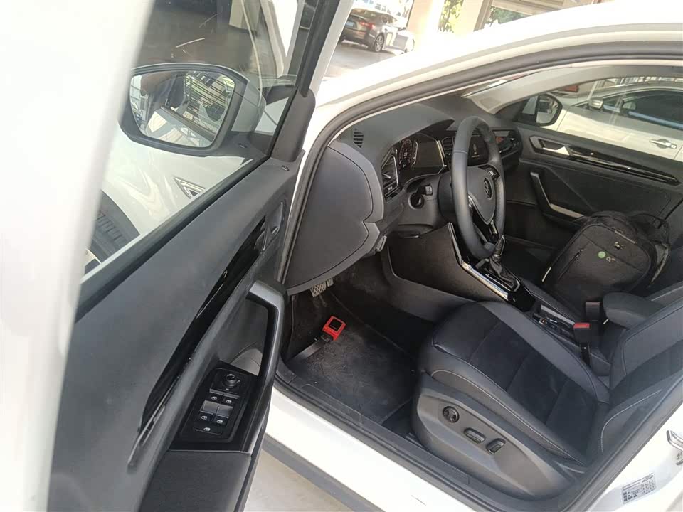 Volkswagen T-ROC exploring Songs