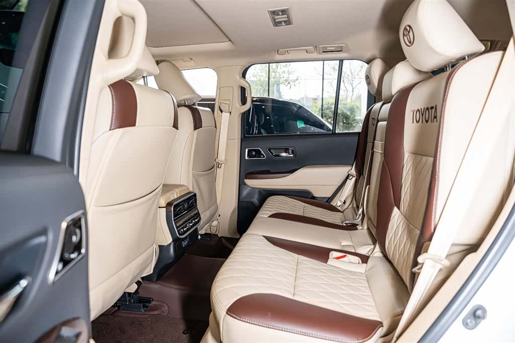 Toyota Land Cruiser, 2025 12