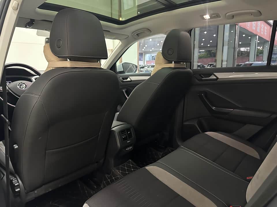 Volkswagen T-ROC exploring Songs