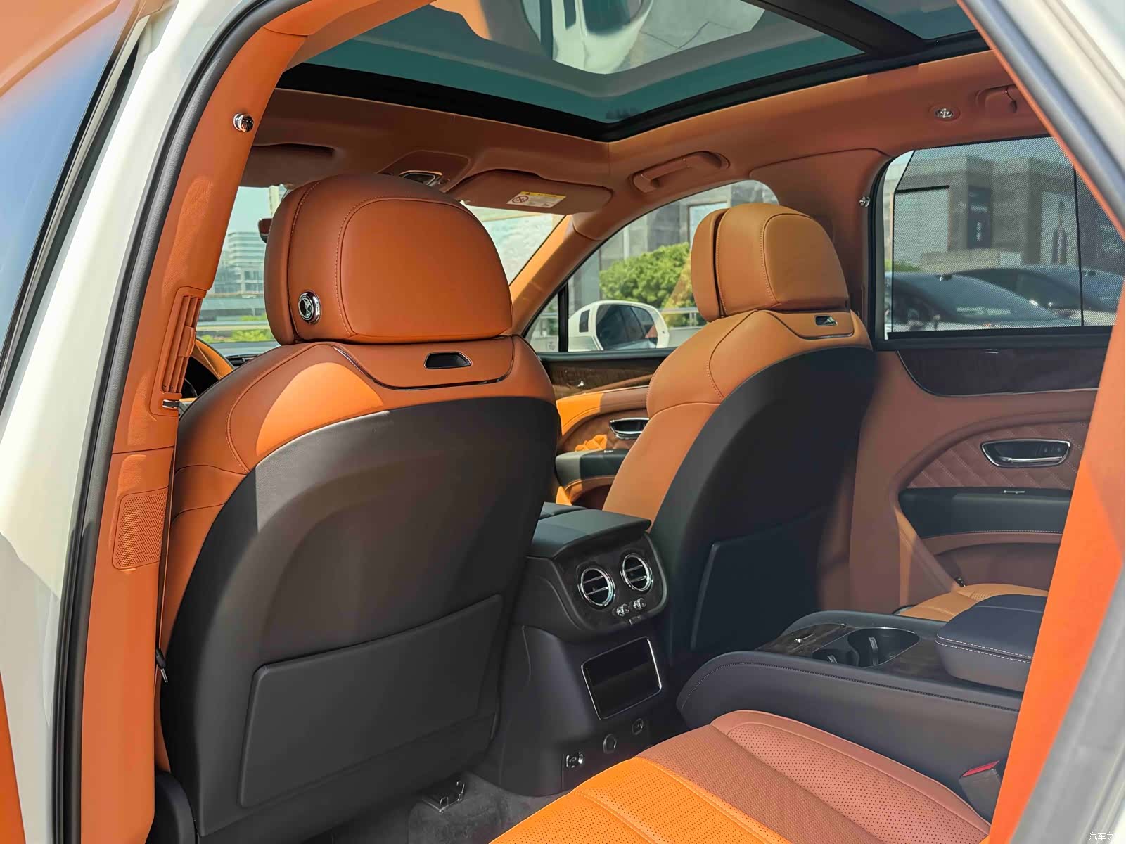 Bentley Bentayga, 2022 11