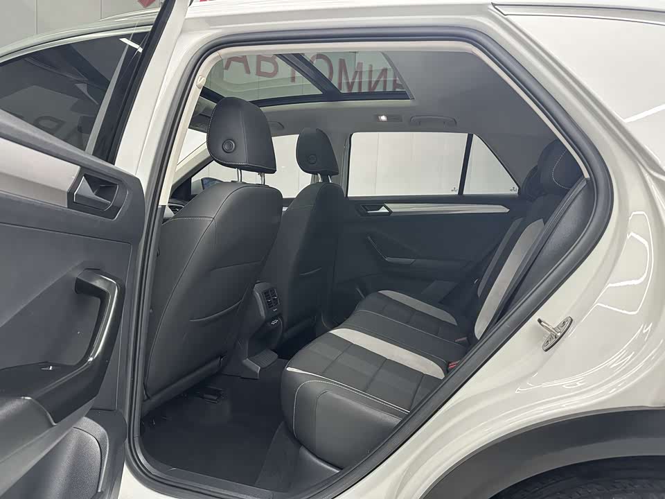 Volkswagen T-ROC exploring Songs