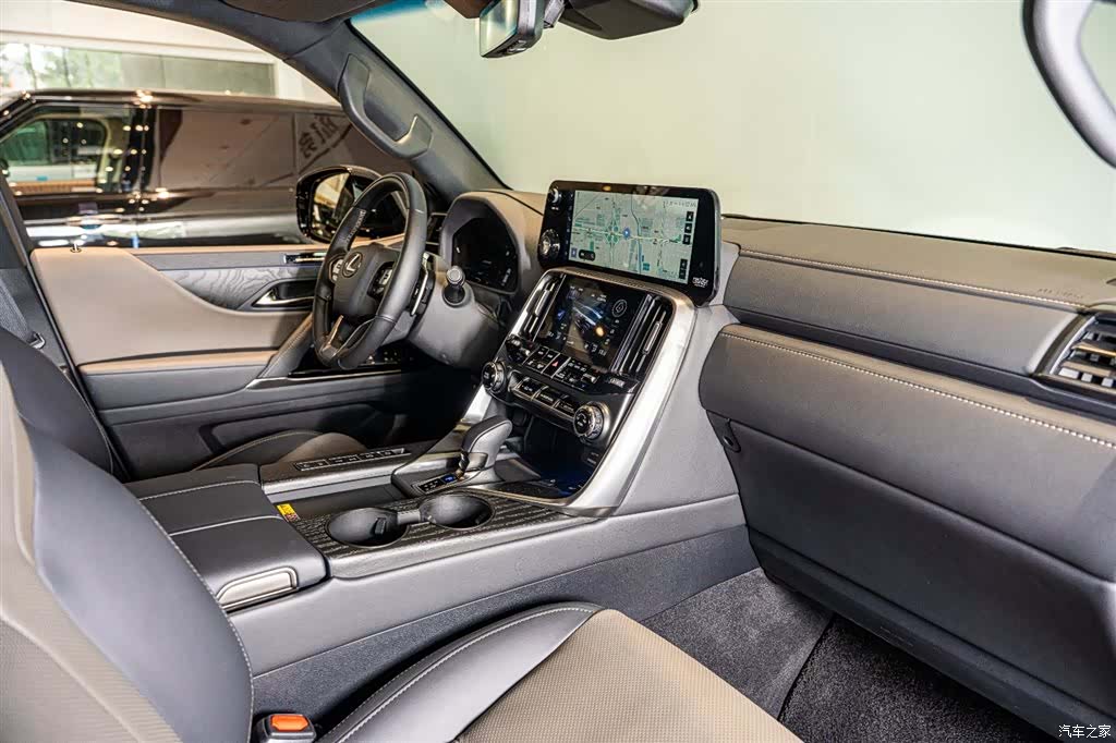 Lexus LX, 2025 10