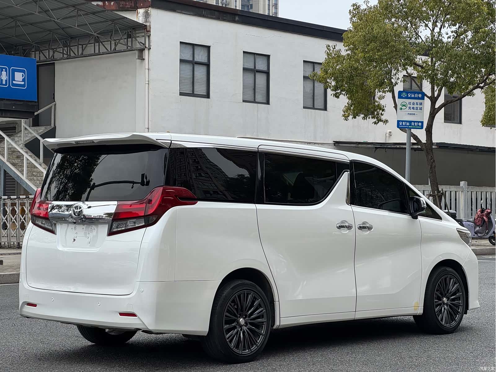 Toyota Alphard, 2017 4