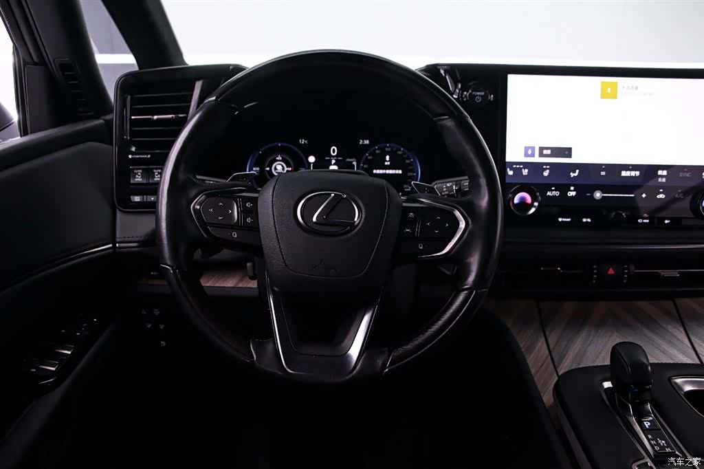 Lexus LM, 2024 7