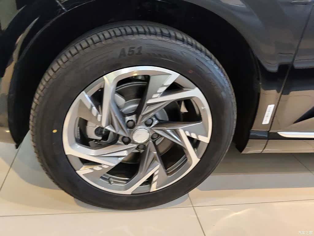 Hongqi HS3, 2026 23