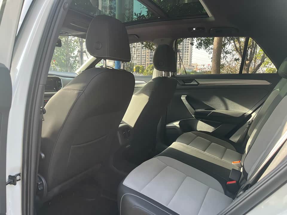 Volkswagen T-ROC exploring Songs