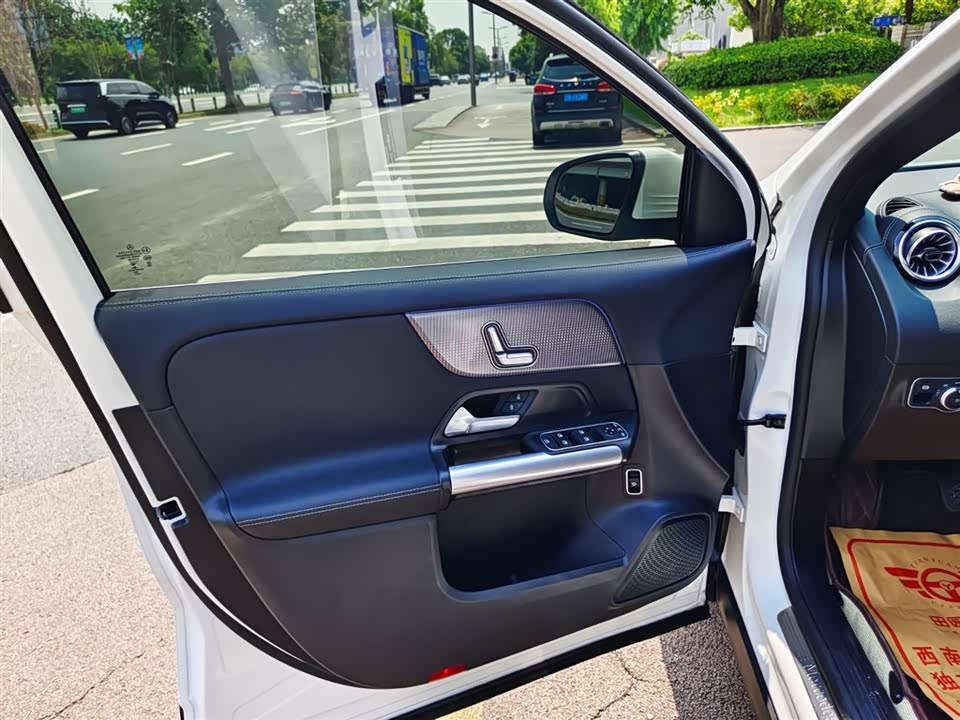 Mercedes-Benz GLA Mercedes-Benz GLA