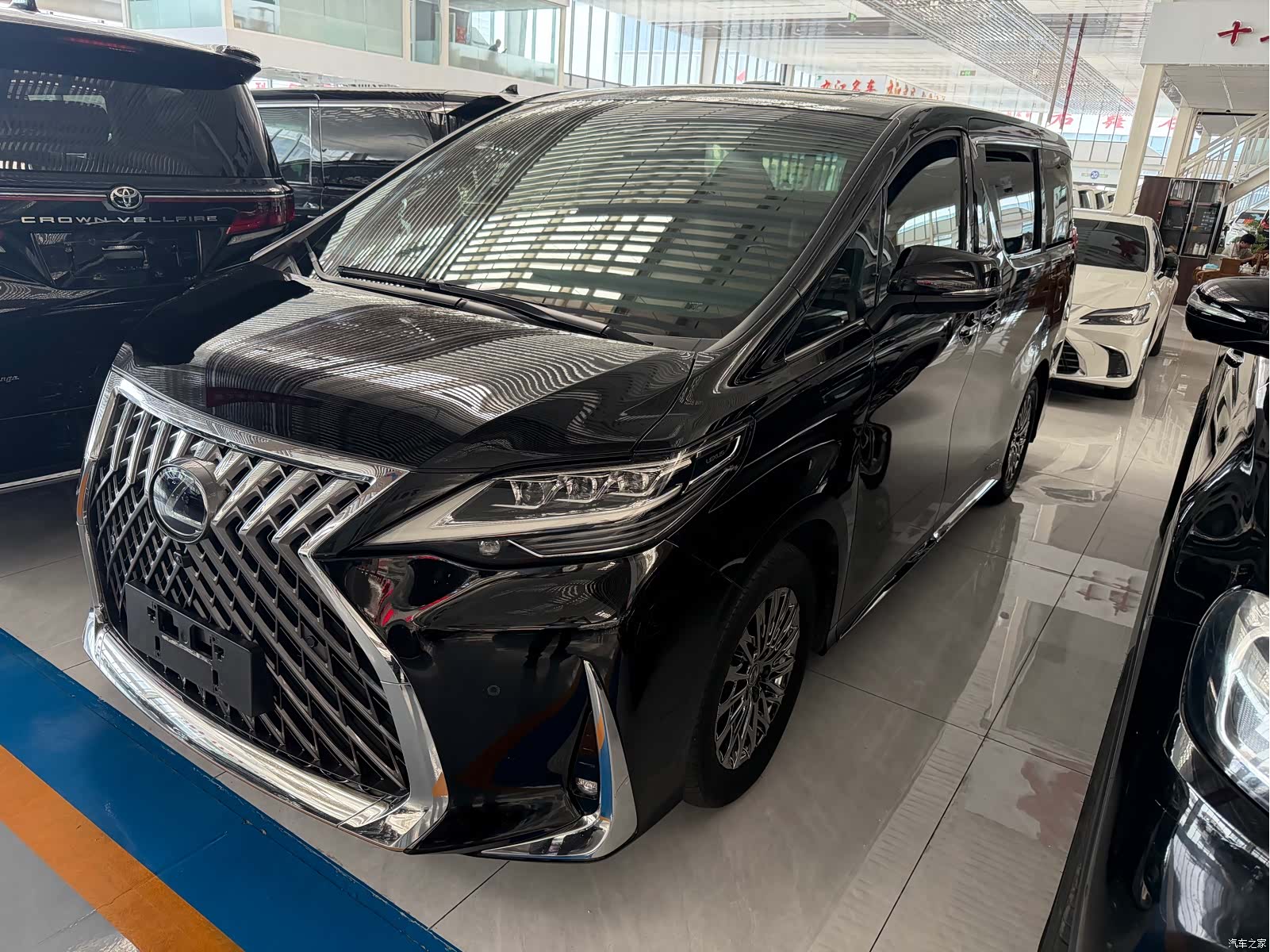 Lexus LM, 2021 1