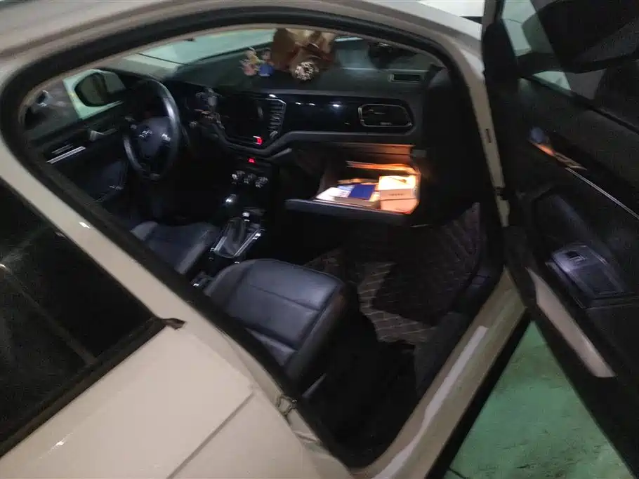 Volkswagen T-ROC exploring Songs