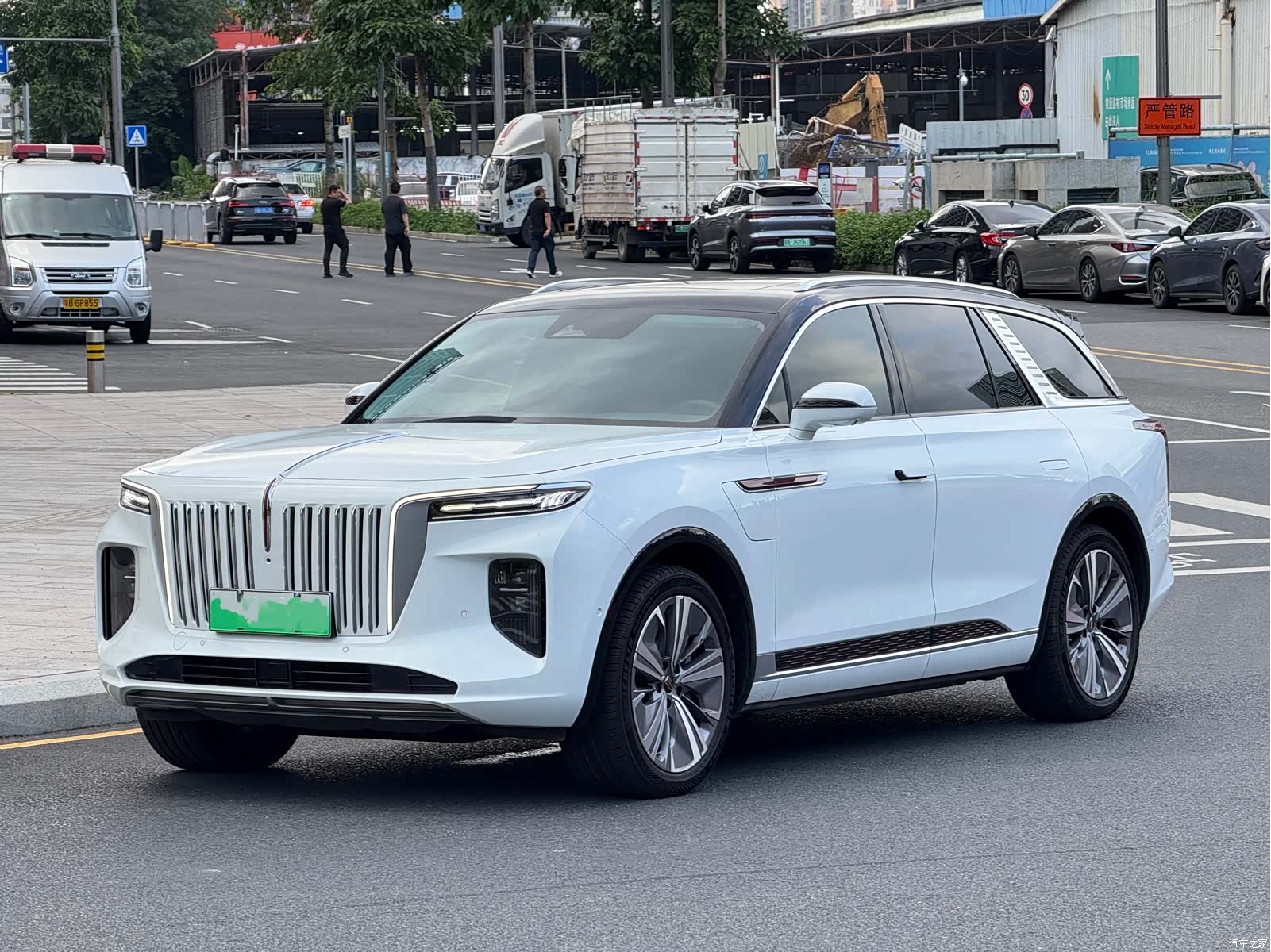 Hongqi E-HS9