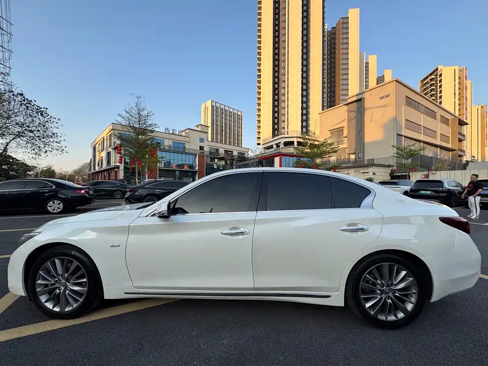 Infiniti Q50L